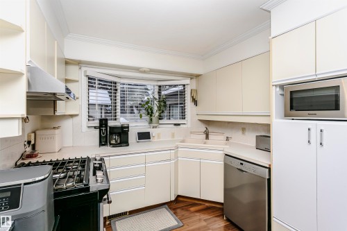 33 Sunnyside Crescent, St. Albert, AB - Indoor Photo Showing Kitchen