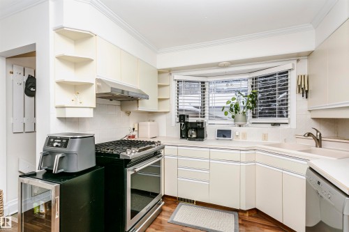 33 Sunnyside Crescent, St. Albert, AB - Indoor Photo Showing Kitchen