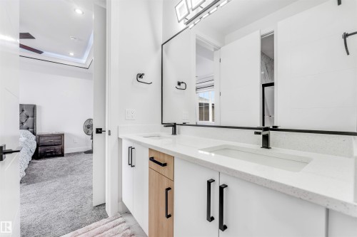 304 33 Avenue, Edmonton, AB - Indoor Photo Showing Bathroom