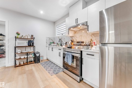 304 33 Avenue, Edmonton, AB - Indoor Photo Showing Kitchen With Upgraded Kitchen