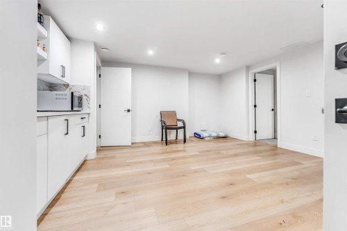 304 33 Avenue, Edmonton, AB - Indoor