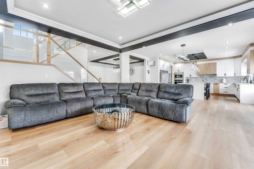 304 33 Avenue, Edmonton, AB - Indoor Photo Showing Living Room