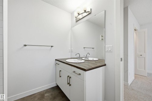 3609 Atkinson Loop, Edmonton, AB - Indoor Photo Showing Bathroom