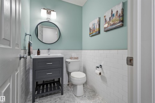 2349 Hagen Link Nw, Edmonton, AB - Indoor Photo Showing Bathroom