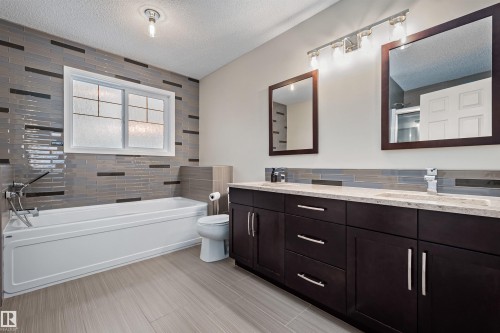 2349 Hagen Link Nw, Edmonton, AB - Indoor Photo Showing Bathroom