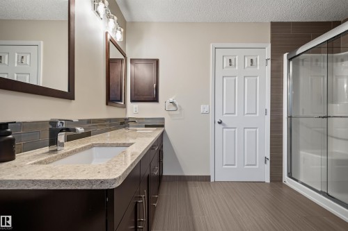 2349 Hagen Link Nw, Edmonton, AB - Indoor Photo Showing Bathroom