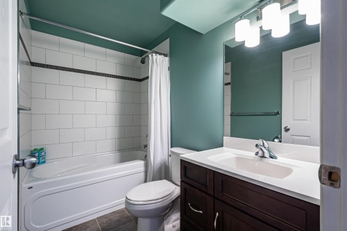 2349 Hagen Link Nw, Edmonton, AB - Indoor Photo Showing Bathroom