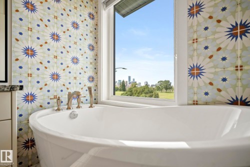 8803 Strathearn Drive, Edmonton, AB - Indoor Photo Showing Bathroom