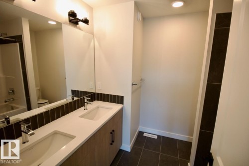 Upper 2232 Muckleplum Crescent Sw, Edmonton, AB - Indoor Photo Showing Bathroom