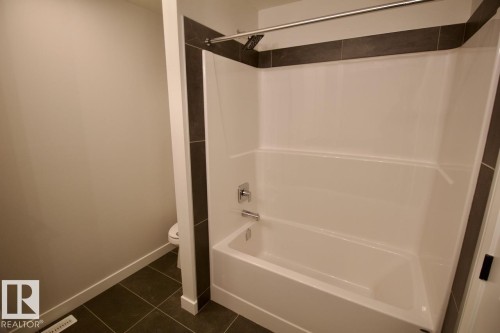 Upper 2232 Muckleplum Crescent Sw, Edmonton, AB - Indoor Photo Showing Bathroom