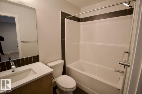 Upper 2232 Muckleplum Crescent Sw, Edmonton, AB - Indoor Photo Showing Bathroom