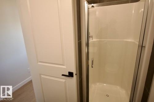 Upper 2232 Muckleplum Crescent Sw, Edmonton, AB - Indoor Photo Showing Bathroom