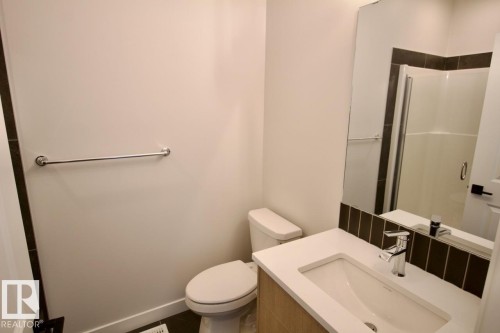 Upper 2232 Muckleplum Crescent Sw, Edmonton, AB - Indoor Photo Showing Bathroom