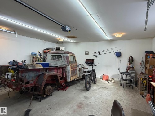 8 Main Street, Entwistle, AB - Indoor Photo Showing Garage