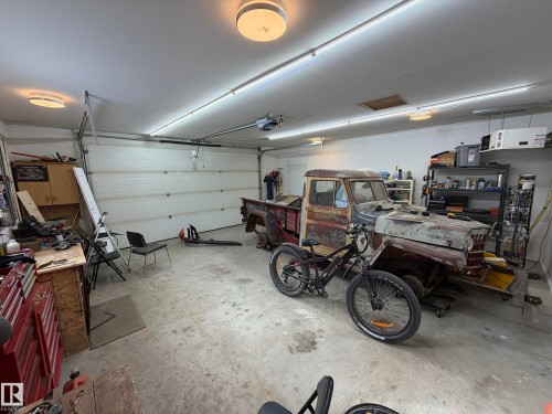 8 Main Street, Entwistle, AB - Indoor Photo Showing Garage