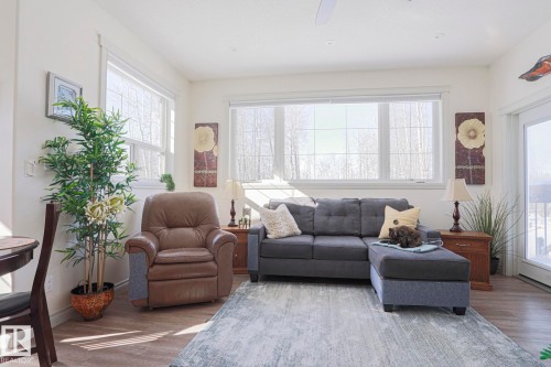 8 Main Street, Entwistle, AB - Indoor Photo Showing Living Room