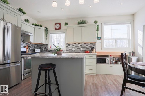 8 Main Street, Entwistle, AB - Indoor Photo Showing Kitchen With Upgraded Kitchen