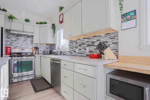 8 Main Street, Entwistle, AB - Indoor Photo Showing Kitchen