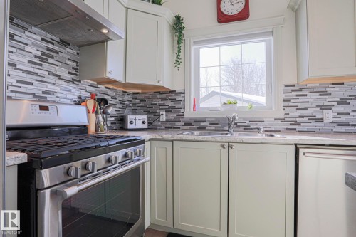 8 Main Street, Entwistle, AB - Indoor Photo Showing Kitchen With Double Sink