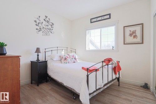 8 Main Street, Entwistle, AB - Indoor Photo Showing Bedroom