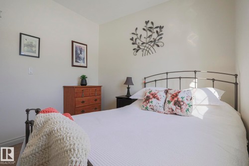 8 Main Street, Entwistle, AB - Indoor Photo Showing Bedroom