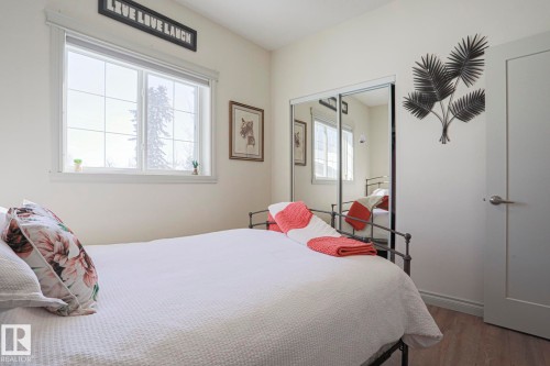 8 Main Street, Entwistle, AB - Indoor Photo Showing Bedroom