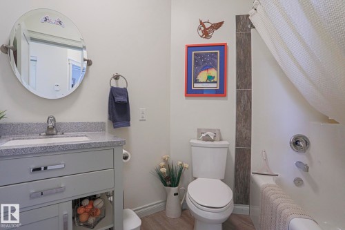 8 Main Street, Entwistle, AB - Indoor Photo Showing Bathroom