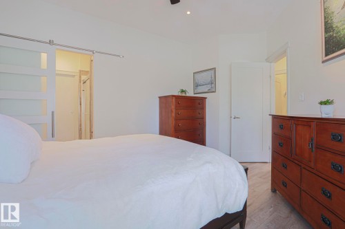 8 Main Street, Entwistle, AB - Indoor Photo Showing Bedroom