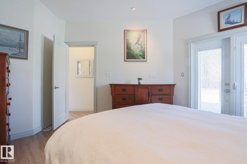 8 Main Street, Entwistle, AB - Indoor Photo Showing Bedroom