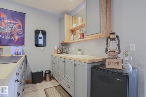 8 Main Street, Entwistle, AB - Indoor Photo Showing Laundry Room