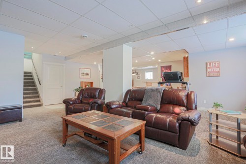 8 Main Street, Entwistle, AB - Indoor Photo Showing Living Room