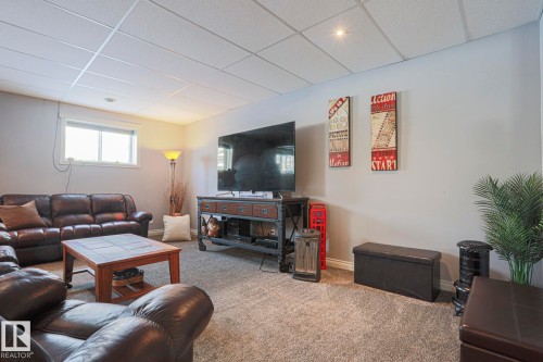 8 Main Street, Entwistle, AB - Indoor Photo Showing Other Room