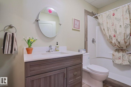 8 Main Street, Entwistle, AB - Indoor Photo Showing Bathroom