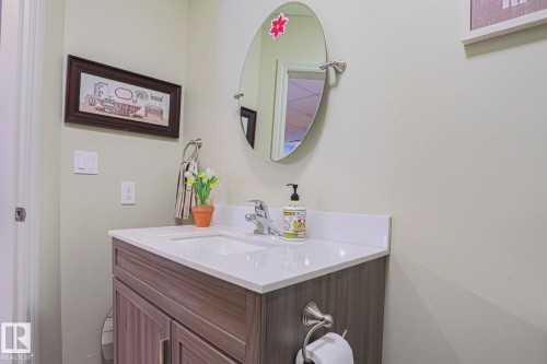 8 Main Street, Entwistle, AB - Indoor Photo Showing Bathroom