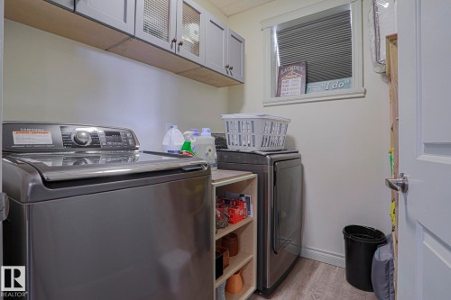 8 Main Street, Entwistle, AB - Indoor Photo Showing Laundry Room