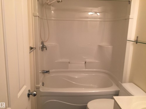 10831 80 Avenue, Edmonton, AB - Indoor Photo Showing Bathroom