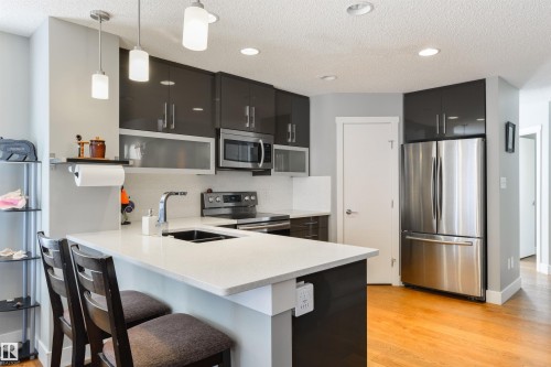 60 Vanderbilt Common, Spruce Grove, AB - Indoor Photo Showing Kitchen With Double Sink With Upgraded Kitchen