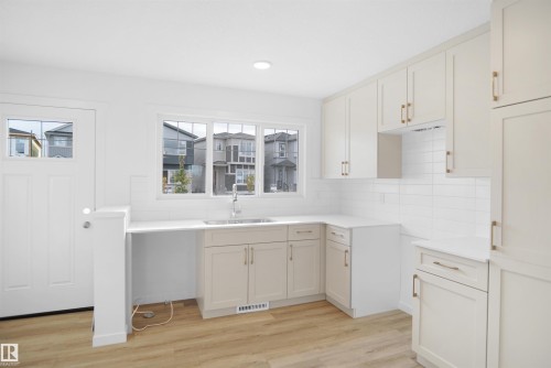 4354 Kinglet Drive, Edmonton, AB - Indoor Photo Showing Kitchen