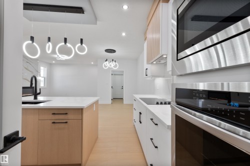 215 Falcon Crescent, Leduc, AB - Indoor Photo Showing Kitchen