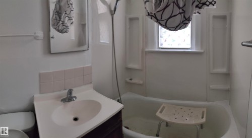 Upper Level - 11320 89 Street, Edmonton, AB - Indoor Photo Showing Bathroom