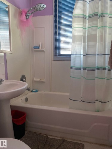 11320 89 Street, Edmonton, AB - Indoor Photo Showing Bathroom