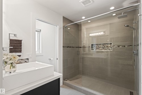 Edmonton, AB - Indoor Photo Showing Bathroom