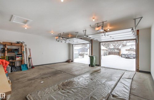 Edmonton, AB - Indoor Photo Showing Garage