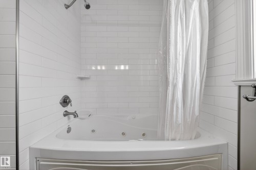 27 Kingdom Place, Leduc, AB - Indoor Photo Showing Bathroom