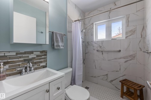 11924 141 Street, Edmonton, AB - Indoor Photo Showing Bathroom