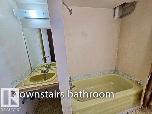 10512 55 Avenue, Edmonton, AB - Indoor Photo Showing Bathroom