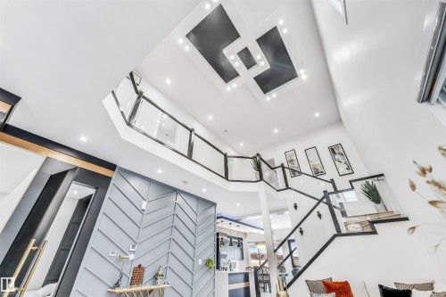 2123 18 Avenue, Edmonton, AB - Indoor Photo Showing Other Room