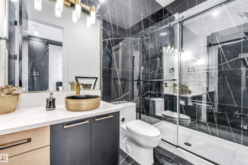 2123 18 Avenue, Edmonton, AB - Indoor Photo Showing Bathroom