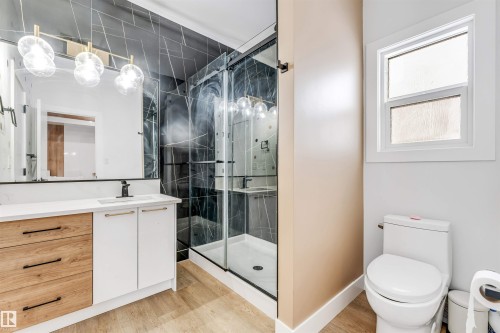2123 18 Avenue, Edmonton, AB - Indoor Photo Showing Bathroom