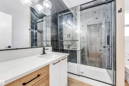 2123 18 Avenue, Edmonton, AB - Indoor Photo Showing Bathroom